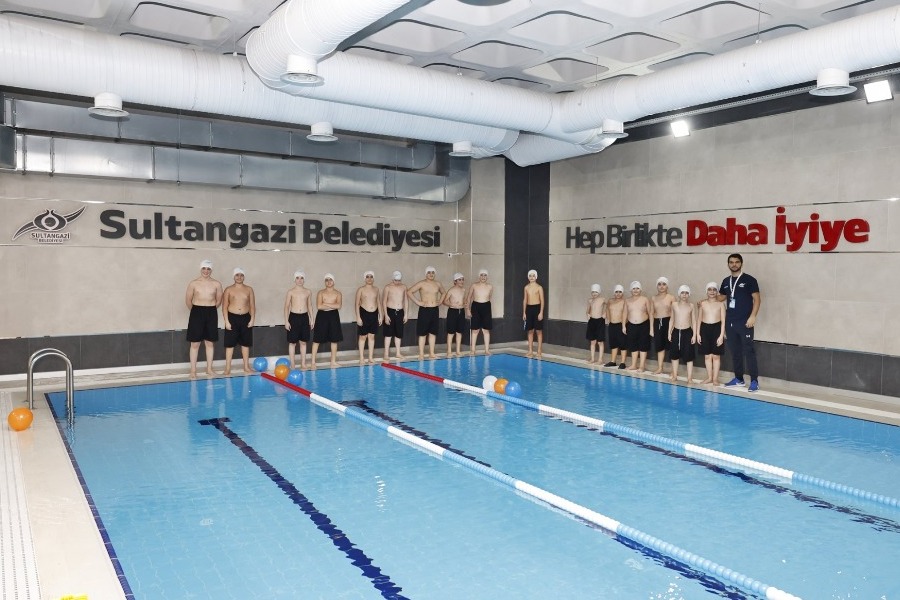 Sultangazi Belediyesi “Kendine Değer Ver, Hayatında Spora Yer Ver” Diyerek Vatandaşları Yüzmeye Davet Ediyor